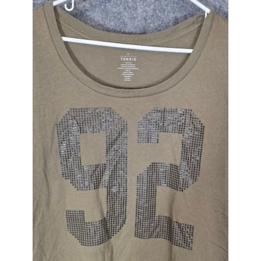 Torrid Womens Plus Sz 2 Olive Green Sequin 92 Graphic Short Sleeve TShirt Casual - Picture 7 of 8